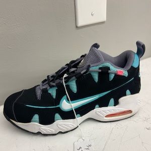 Nike sneakers (Size 3y)